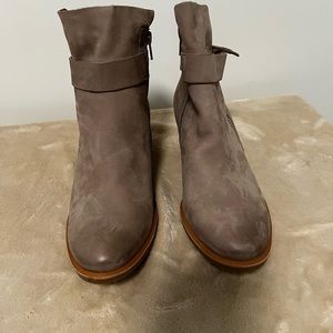 New without box! Paul Green 'Dallas' Sand Suede Bootie